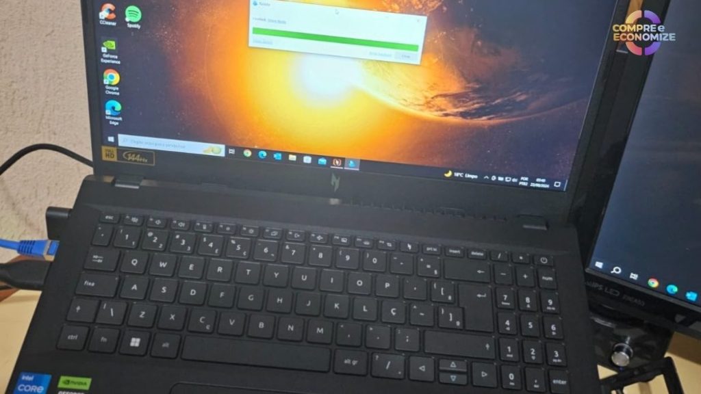 Qual a porcentagem de cobertura da gama de cores NTSC que a tela do Acer Nitro V15 oferece?