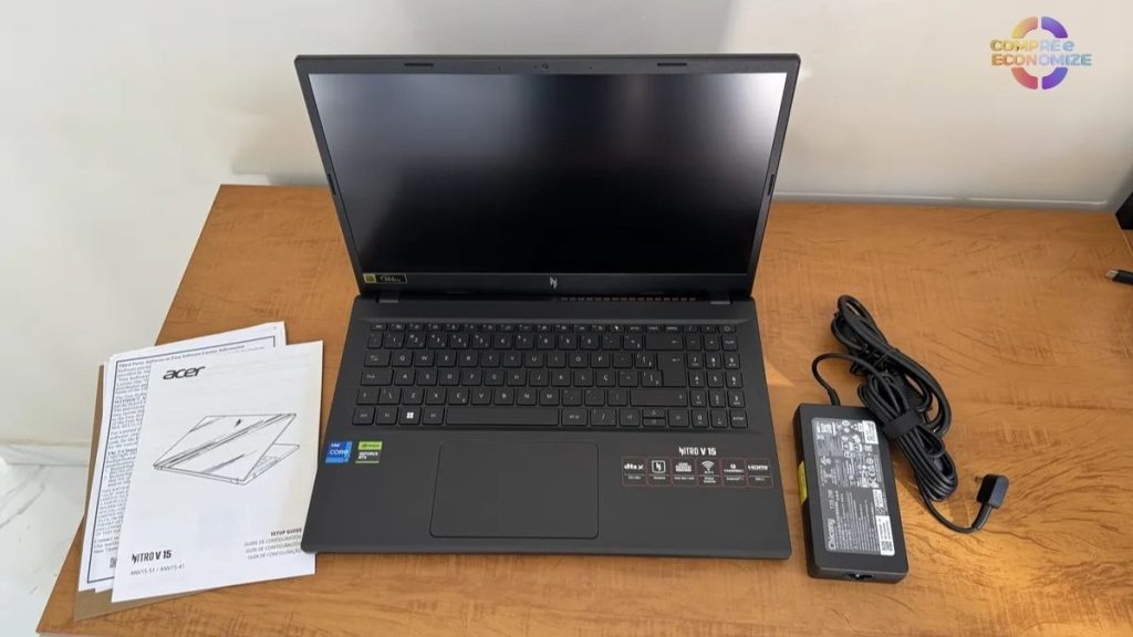 Qual a resolução da webcam integrada no Acer Nitro V15 e a quantos FPS ela realiza gravações de vídeo?