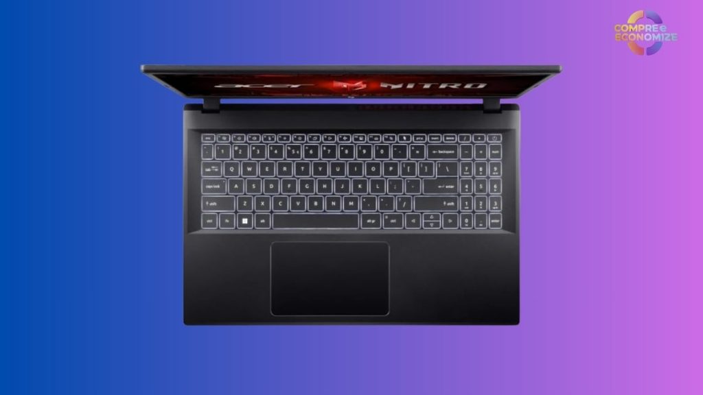 Qual o nível de ruído em decibéis que as ventoinhas do Acer Nitro V15 atingem em performance máxima, e seu som é agudo ou grave?